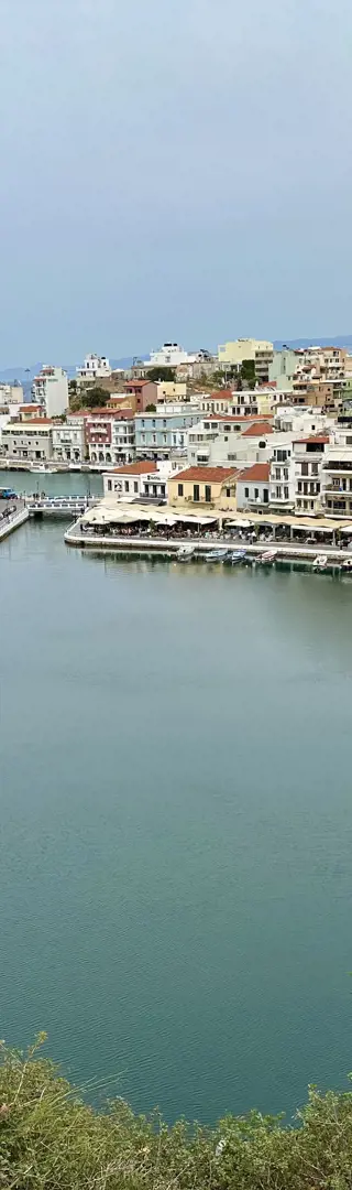 Die hügelige Kleinstadt Agios Nikolaos